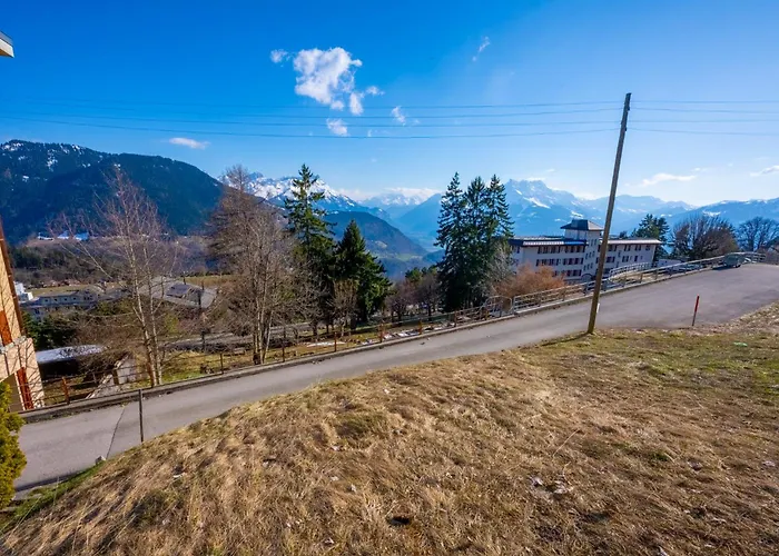 Grand Balcon Panoramique ,vue Alpes ,famille *