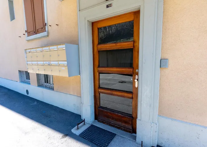 Grand Balcon Panoramique ,vue Alpes ,famille *